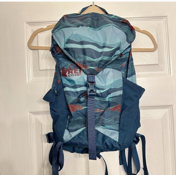 REI Flash 22 L Day Hiking Backpack - Picture 1 of 4